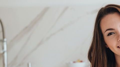 Una gran recomendación para comer menos es organizar tus menús semanales y ser fiel a los horarios en los que te alimentas.