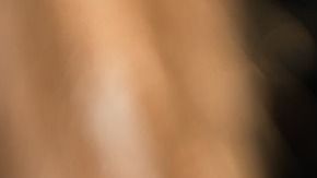 El cable pelado tocó las patas metálicas de la cama.