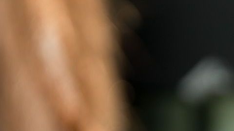 El cable pelado tocó las patas metálicas de la cama.