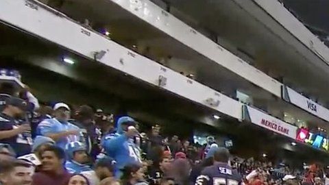 Vendedora de sopas instantáneas del Estadio Azteca causa sensación en Estados Unidos.