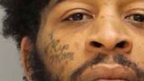 Nafes Monroe enfrenta cargos por negligencia y por poner en riesgo la vida de un menor.