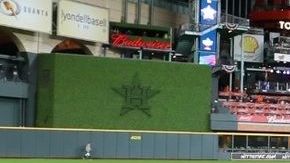 Stephen Strasburg fue el jugador más valioso de la liga y su premio fue el nuevo Corvette de motor central de Chevrolet