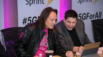 John Legere de T-Mobile y  Marcelo Claure de Sprint en 2018.