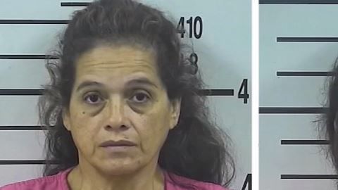 Según las autoridades, Lori Salazar, 54 años, y su hijo, Daniel, 34 años, viajaron desde Houston el lunes rumbo a la frontera.