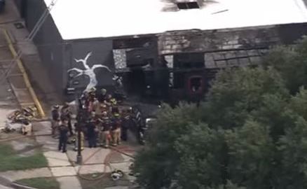 Las llamas pronto comenzaron a consumir la tienda y aunque el lugar sufrió daños grandes los dueños dicen que su tienda se puede rescatar.