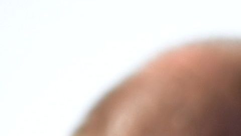 Estudiantes y familiares se abrazan tras el tiroteo en la escuela Saugus.