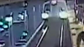 El rescate fue captado por cámaras de seguridad.