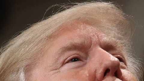 El presidente López Obrador (derecha) hablará con Trump sobre narco en México.