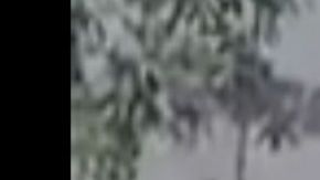 VIDEO: Narcos del Cártel del Noreste roban trocas a plena luz del día a unas millas de frontera