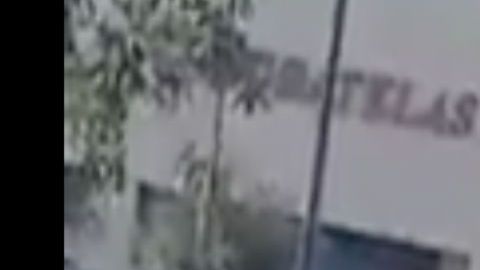 VIDEO: Narcos del Cártel del Noreste roban trocas a plena luz del día a unas millas de frontera