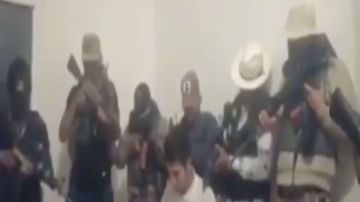 VIDEO: Rodeado de pistolas, sicarios enemigos del Mencho hacen hablar a joven