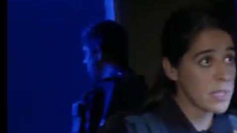 La inspectora Ramírez a la espera del famoso teniente que revisa sí el famoso polvo blanco es cocaína o harina.