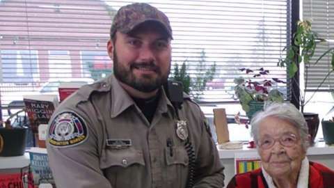 Teeters se convirtió en la mujer más mayor en cazar un ciervo.