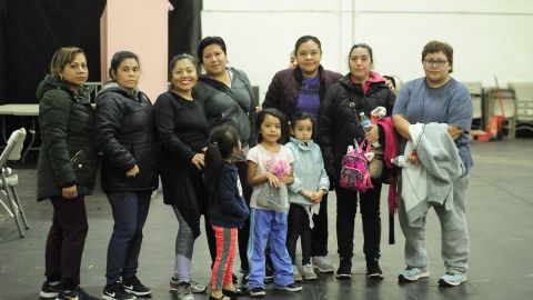 El grupo de mujeres que se reúne cada martes para hacer ejercicios mientras sus hijos y esposos juegan futbol. (Javier Quiroz / La Raza)