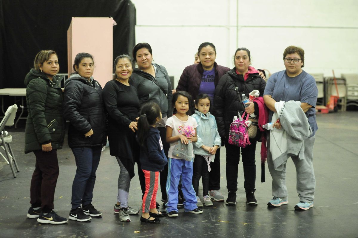 El grupo de mujeres que se reúne cada martes para hacer ejercicios mientras sus hijos y esposos juegan futbol. (Javier Quiroz / La Raza)
