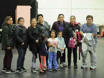 El grupo de mujeres que se reúne cada martes para hacer ejercicios mientras sus hijos y esposos juegan futbol. (Javier Quiroz / La Raza)