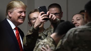 Donald Trump visitó las tropas en Thanksgiving.