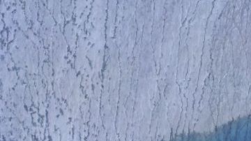 Los drones mostraron las fracturas del hielo y el drenaje del lago en tiempo real.