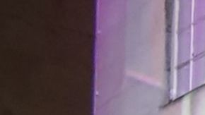 Una pantalla con los resultados de las elecciones en Reino Unido.