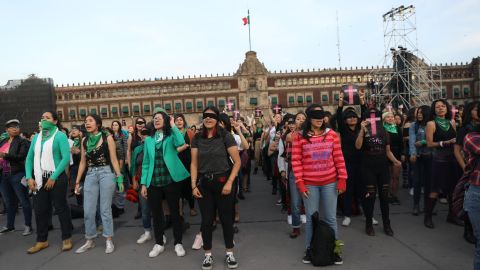 Estiman que unas 2,000 mujeres se congregaron en la plaza principal de la capital mexicana.