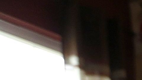 Marisela Hernández y su hijo Juan Pablo Guzmán muestran una foto del padre, Juan Aquino.