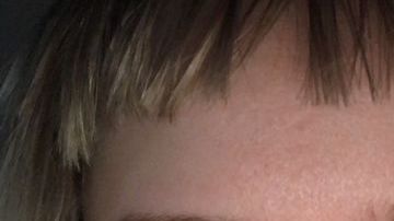 Así quedó su flequillo después del corte.