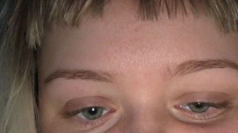 Así quedó su flequillo después del corte.