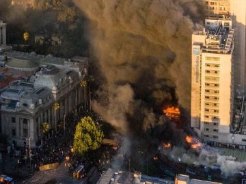 Un gran incendio en el centro de Chile en un día de protestas.