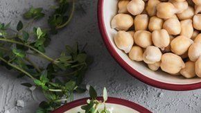 La dieta mediterránea propone priorizar el consumo de alimentos de origen vegetal, cereales y lácteos.