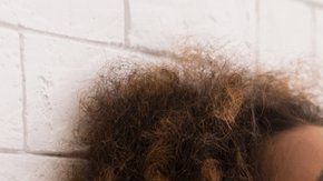 El oído es fundamental para despertar en las mujeres el erotismo.