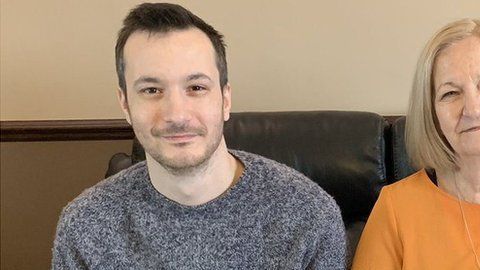 Sally Challen con sus hijos James (izq.) y David (der.).