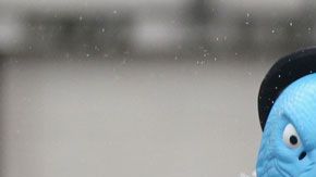 Activistas protestaron contra los acuerdos de pago de Barclays.