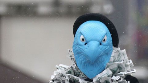 Activistas protestaron contra los acuerdos de pago de Barclays.