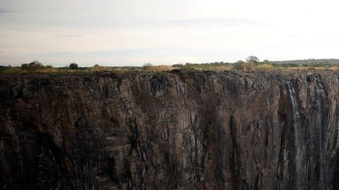 En algunos puntos de sus 1.708 metros de ancho, las cataratas Victoria se han quedado prácticamente secas.