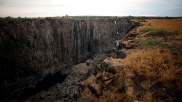 En algunos puntos de sus 1.708 metros de ancho, las cataratas Victoria se han quedado prácticamente secas.