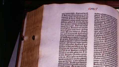La imprenta y la Biblia de Gutenberg de la década de 1450 marcó un antes y un después en el acceso a la información.