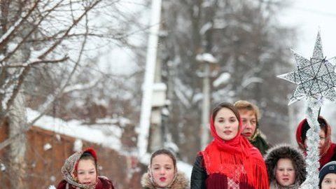 Los niños y los adultos salen a la calle para juntarse el día de Navidad en las ciudades donde predomina la religión Ortodoxa.