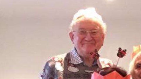 En la foto vemos a Katie Scott en la Navidad de 2017 junto a su madre, Hazel, su hermano, Ben y sus abuelos Anne y John.