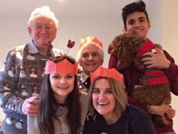 En la foto vemos a Katie Scott en la Navidad de 2017 junto a su madre, Hazel, su hermano, Ben y sus abuelos Anne y John.