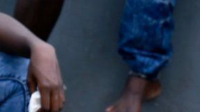 Mujeres deben criar a sus hijos en entorno de extrema pobreza y desventaja.