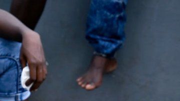 Mujeres deben criar a sus hijos en entorno de extrema pobreza y desventaja.