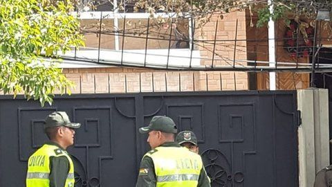 México denuncia que hay un "asedio" en la embajada de su país en Bolivia.