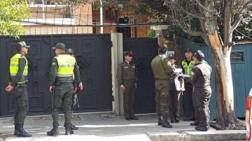 México denuncia que hay un "asedio" en la embajada de su país en Bolivia.
