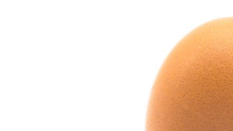 Se dice que el huevo se mantiene parado por n aumento en la gravedad.