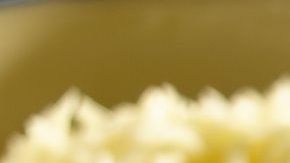 Las enchiladas suizas se destacan por ser suaves, esponjosas y tienen un nivel de picor mucho más bajo en la salsa, debido a la crema.