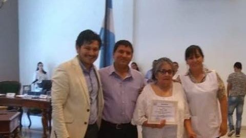Adelma cursó en la escuela nocturna y recibió el diploma junto a su familia.