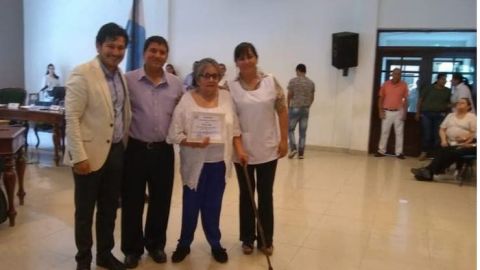 Adelma cursó en la escuela nocturna y recibió el diploma junto a su familia.