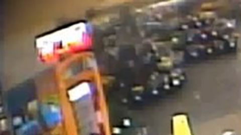 El hombre al salir del Vons.