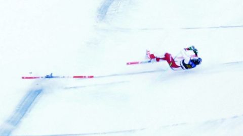 El esquiador suizo Marc Gisin en su lamentable caida durante el FIS Alpine Skiing World Cup en Gardena, Italia.