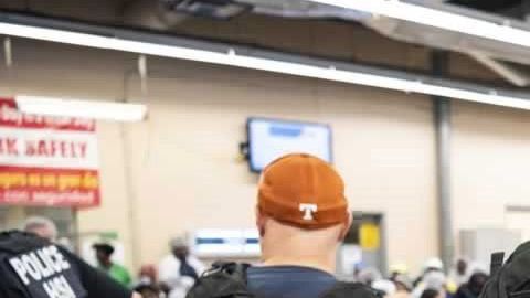 Agentes de ICE en una de las plantas de la redada.